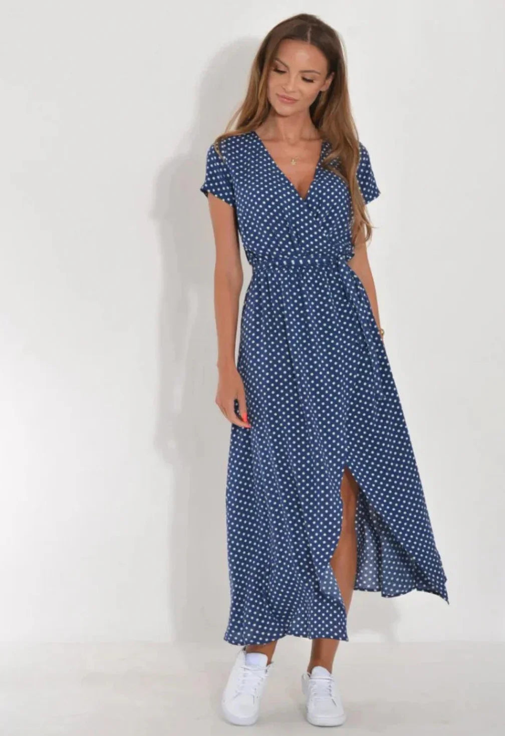 Amoura – Abito elegante con spacco alto e scollo a V