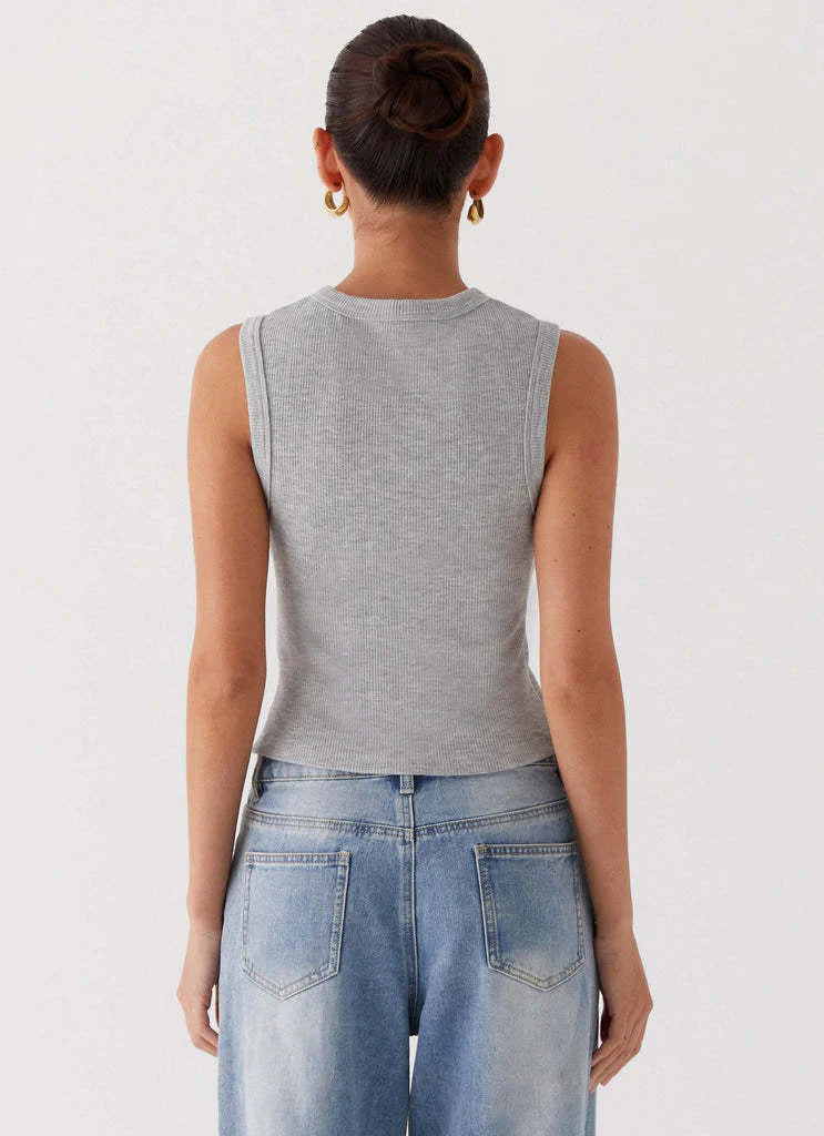 Zyrah – Elegante top senza maniche realizzato in maglia a coste