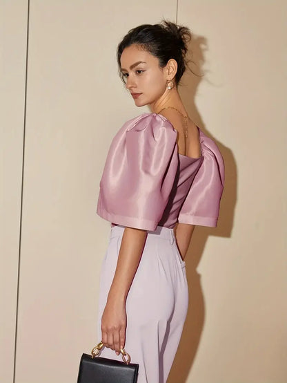 Clara – Elegante camicetta in satin con maniche a sbuffo