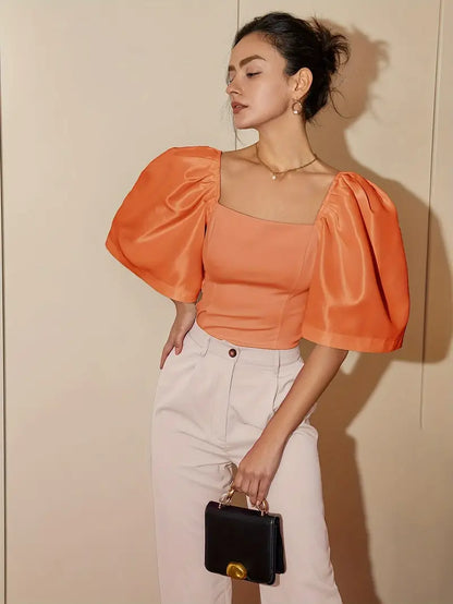 Clara – Elegante camicetta in satin con maniche a sbuffo