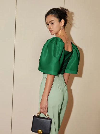 Clara – Elegante camicetta in satin con maniche a sbuffo