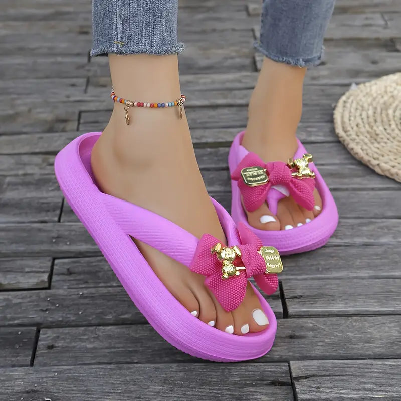 Anneliese – Infradito con plateau, fiocco e dettaglio ciondolo dorato