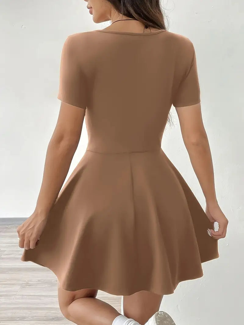 Gudrun – Elegante abito skater con pantaloncini e tasca integrati