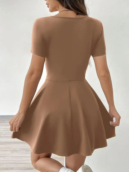 Gudrun – Elegante abito skater con pantaloncini e tasca integrati