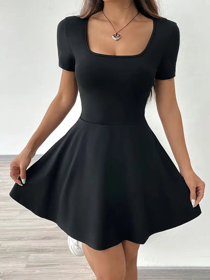 Gudrun – Elegante abito skater con pantaloncini e tasca integrati