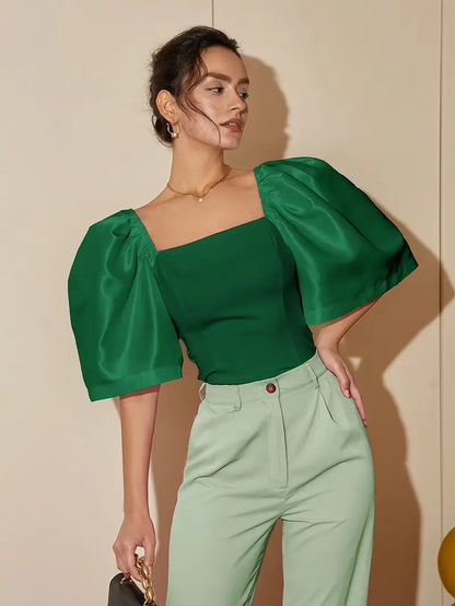 Clara – Elegante camicetta in satin con maniche a sbuffo