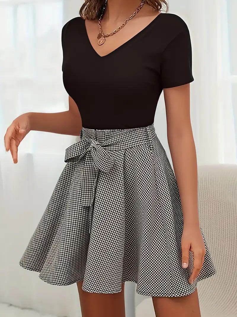 Merlina – Abito classico con scollo a V e gonna a quadretti