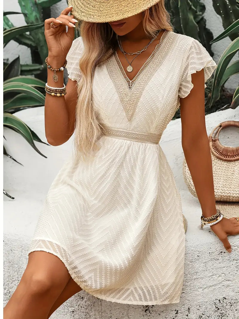 Thalie – Elegante abito con pizzo chevron e maniche a cappuccio