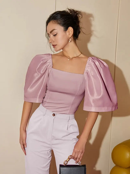 Clara – Elegante camicetta in satin con maniche a sbuffo