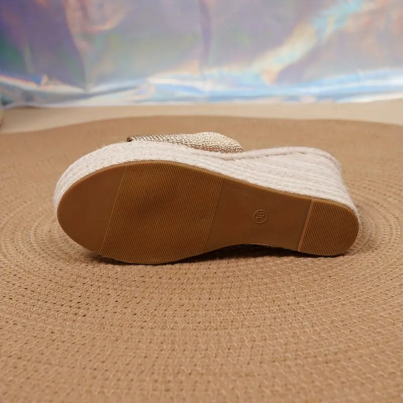 Helga – Eleganti sandali con zeppa con motivo intrecciato