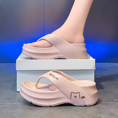 Junea – Graziose pantofole infradito con plateau a forma di orso