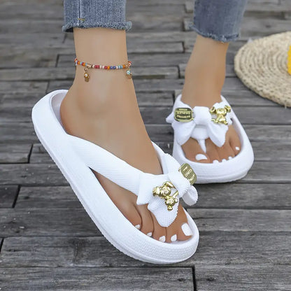 Anneliese – Infradito con plateau, fiocco e dettaglio ciondolo dorato