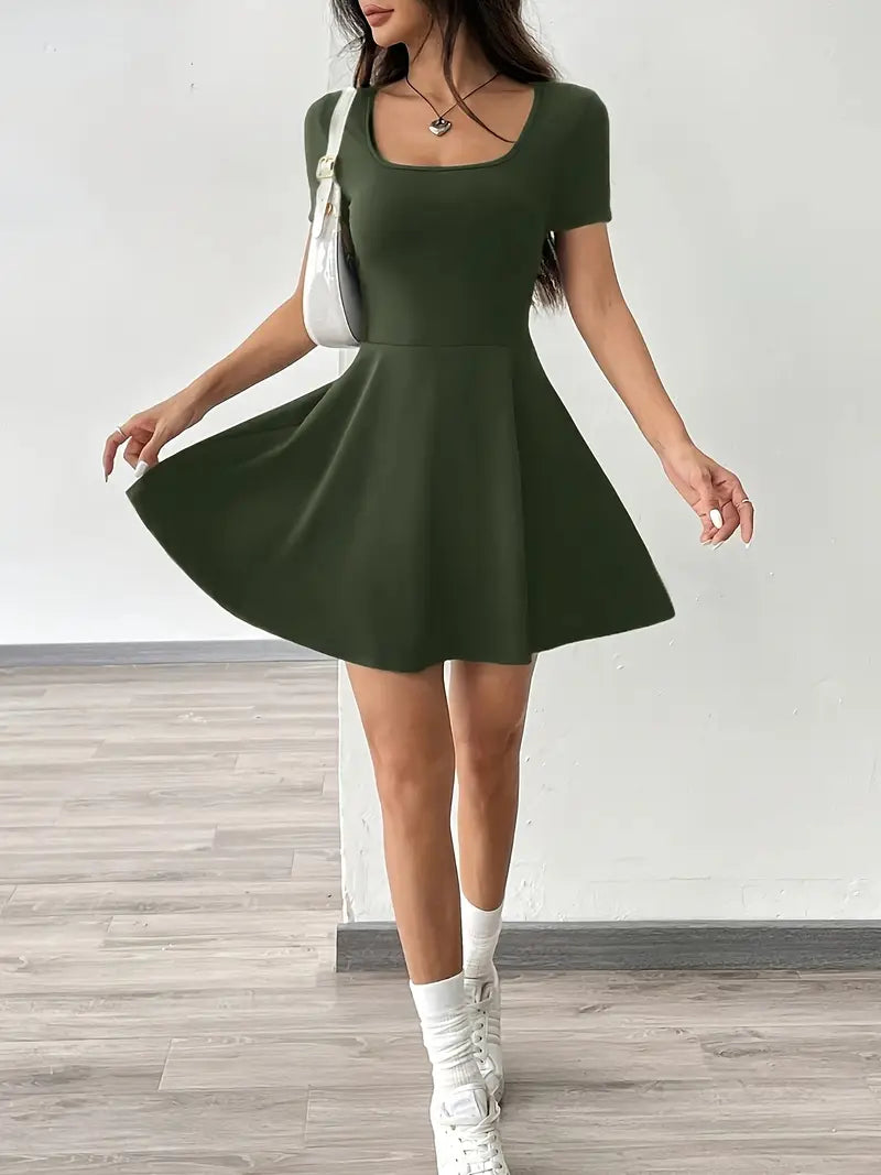 Gudrun – Elegante abito skater con pantaloncini e tasca integrati