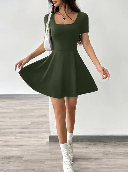 Gudrun – Elegante abito skater con pantaloncini e tasca integrati