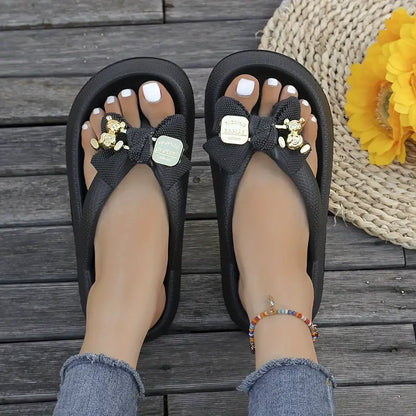 Anneliese – Infradito con plateau, fiocco e dettaglio ciondolo dorato