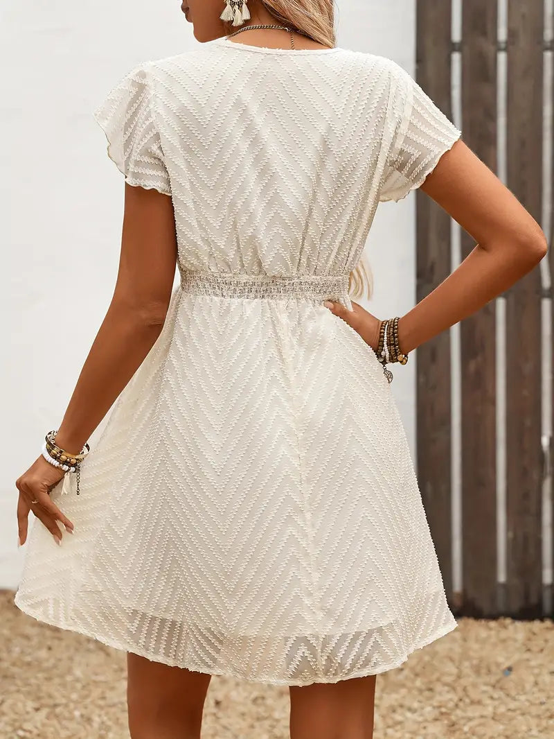 Thalie – Elegante abito con pizzo chevron e maniche a cappuccio