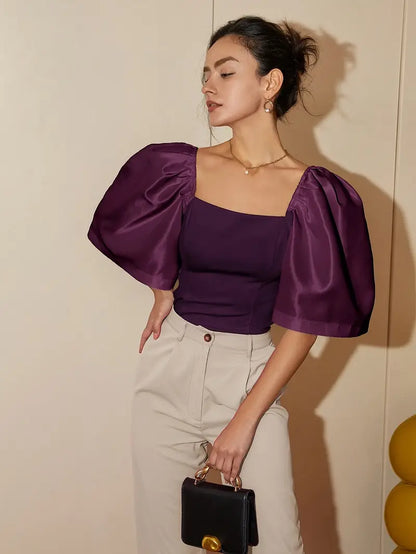 Clara – Elegante camicetta in satin con maniche a sbuffo