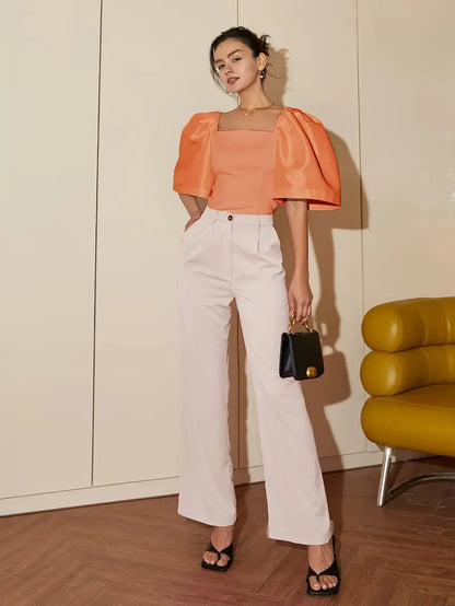 Clara – Elegante camicetta in satin con maniche a sbuffo