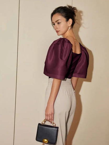 Clara – Elegante camicetta in satin con maniche a sbuffo