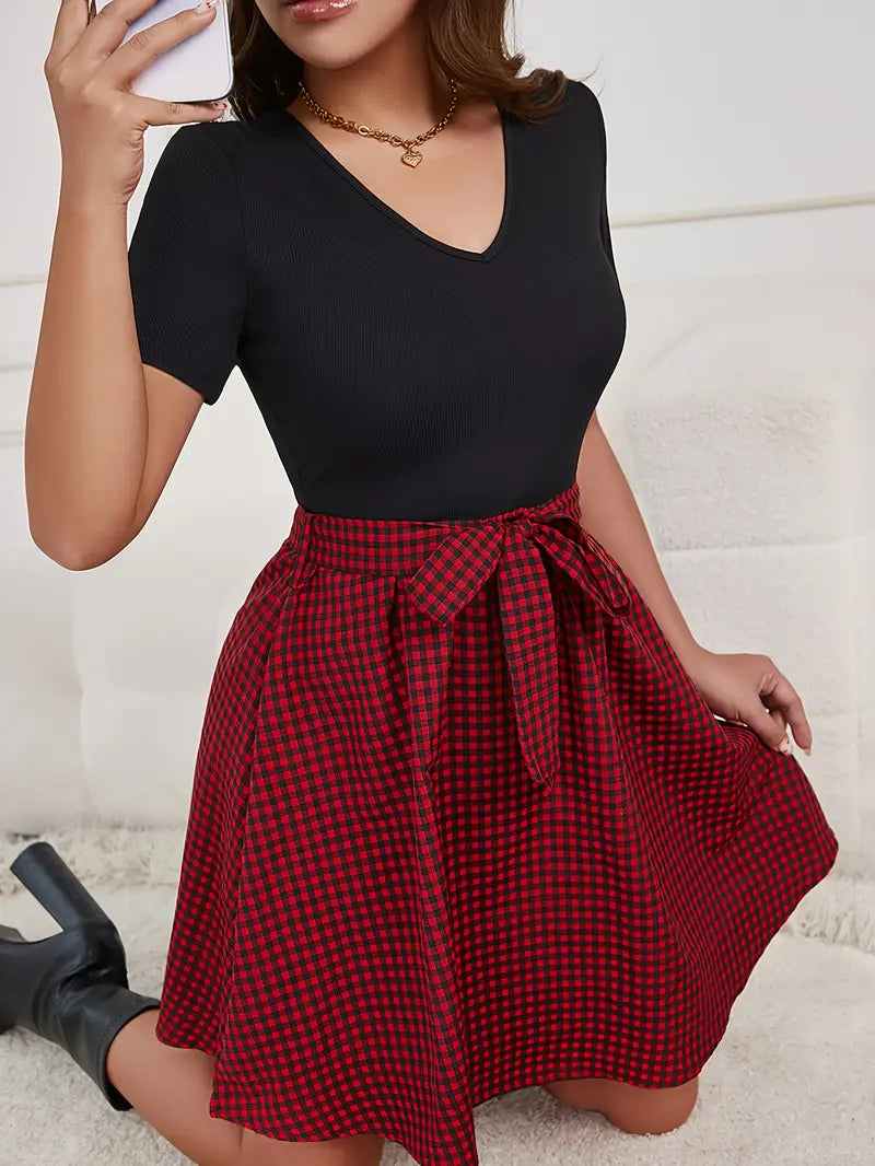 Merlina – Abito classico con scollo a V e gonna a quadretti