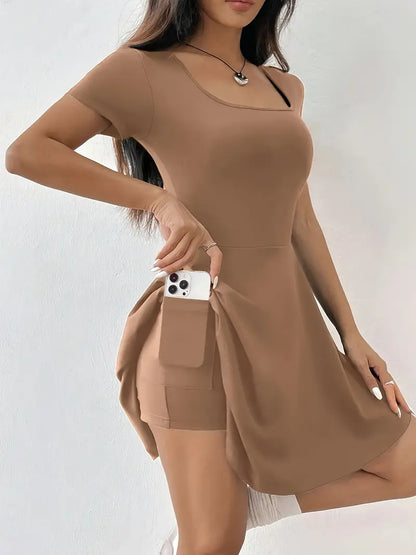 Gudrun – Elegante abito skater con pantaloncini e tasca integrati