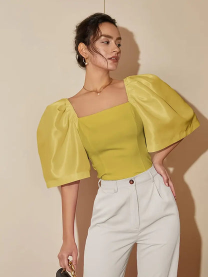 Clara – Elegante camicetta in satin con maniche a sbuffo
