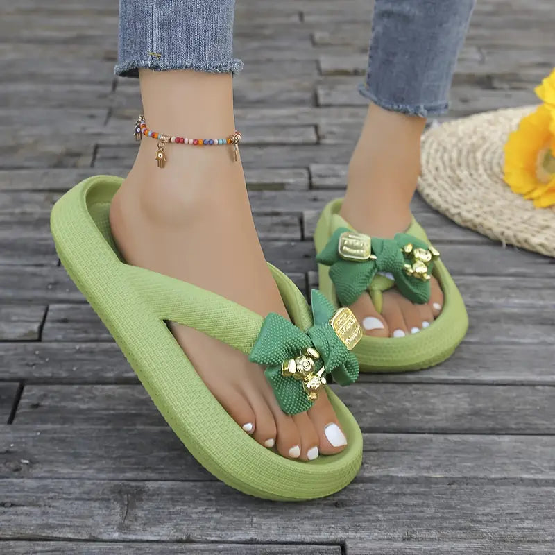 Anneliese – Infradito con plateau, fiocco e dettaglio ciondolo dorato