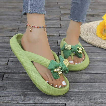 Anneliese – Infradito con plateau, fiocco e dettaglio ciondolo dorato