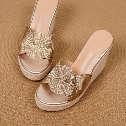 Helga – Eleganti sandali con zeppa con motivo intrecciato