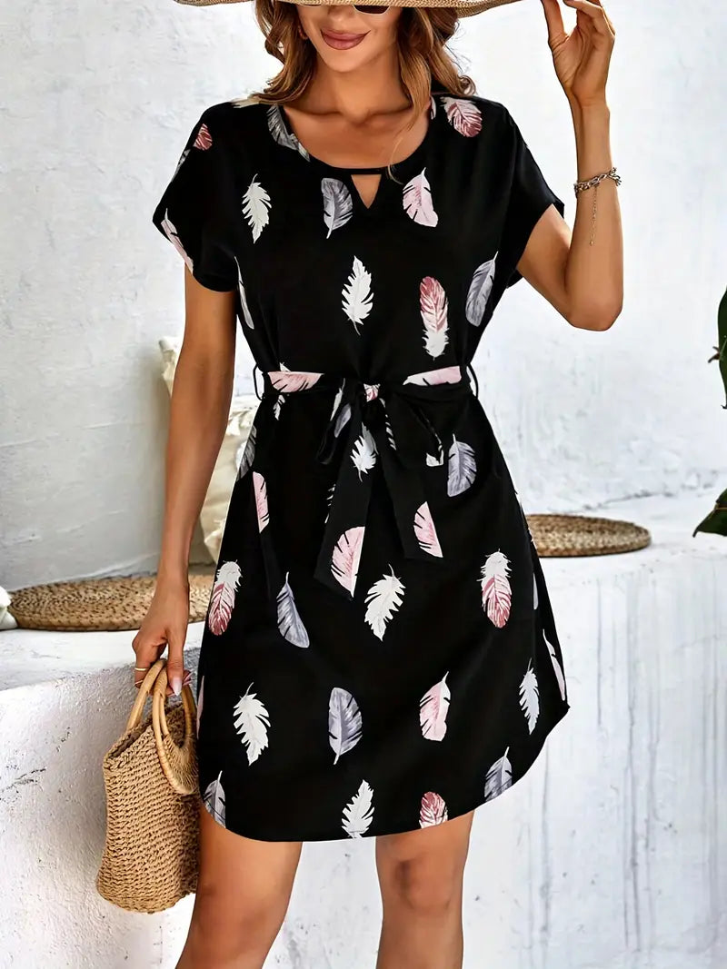 Jodi – Miniabito nero con stampa di piume e cintura