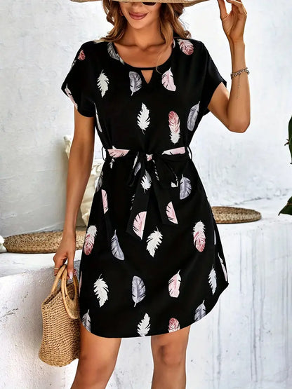Jodi – Miniabito nero con stampa di piume e cintura