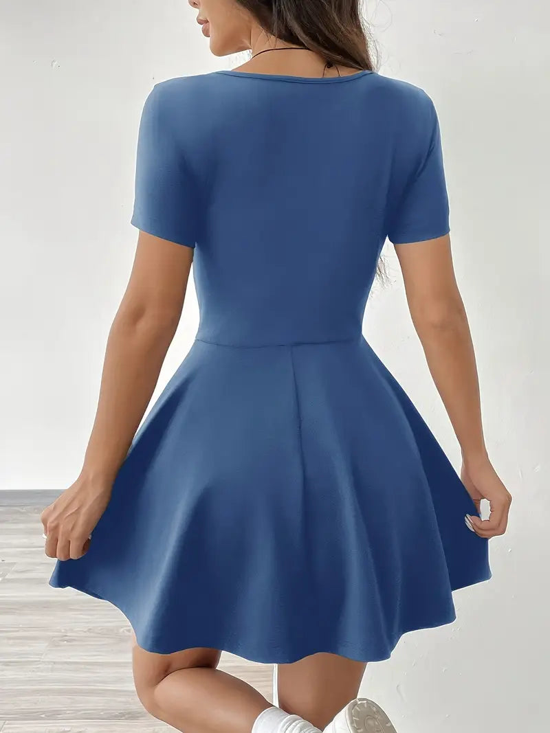 Gudrun – Elegante abito skater con pantaloncini e tasca integrati