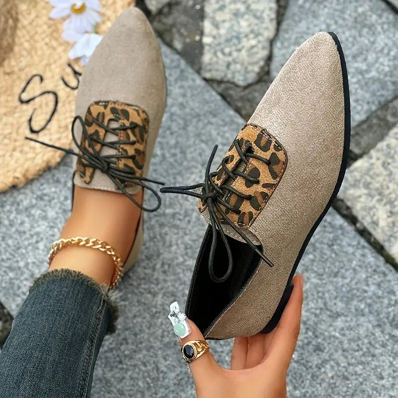 Melithra – Eleganti scarpe stringate in camoscio con stampa leopardata