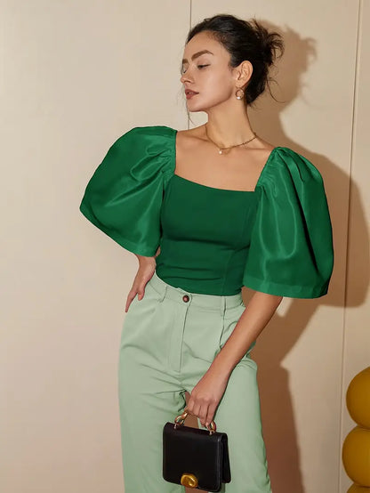 Clara – Elegante camicetta in satin con maniche a sbuffo