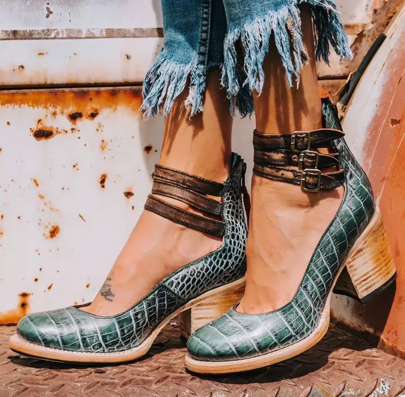 Cosette – Décolleté vintage in pelle con cinturino alla caviglia