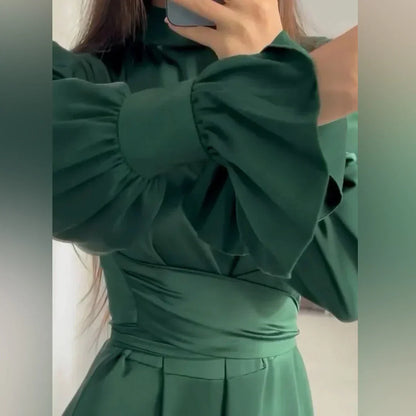 Iskaria – Abito elegante in raso con collo alto e maniche lunghe