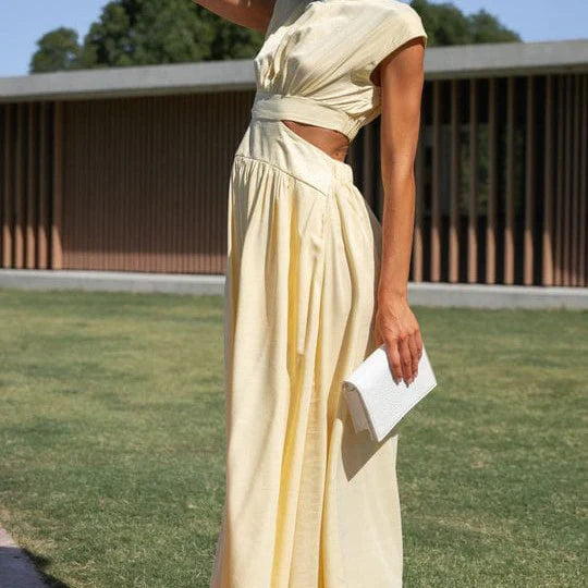 Aztrid – Elegante abito midi con ritagli e tasche