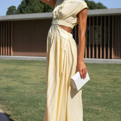 Aztrid – Elegante abito midi con ritagli e tasche