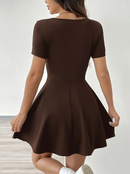 Gudrun – Elegante abito skater con pantaloncini e tasca integrati