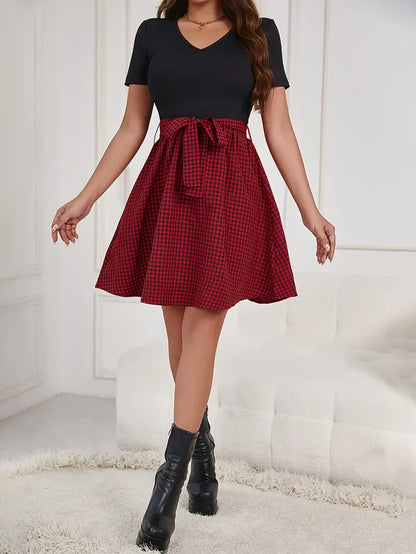 Merlina – Abito classico con scollo a V e gonna a quadretti