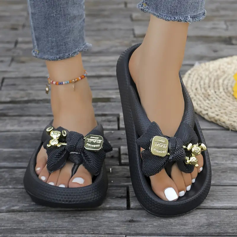 Anneliese – Infradito con plateau, fiocco e dettaglio ciondolo dorato