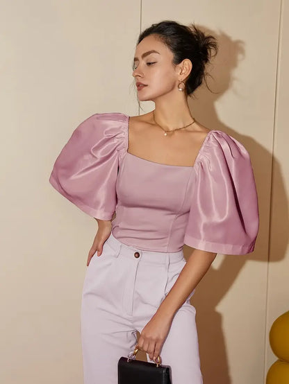 Clara – Elegante camicetta in satin con maniche a sbuffo