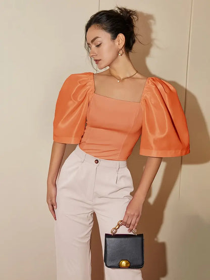 Clara – Elegante camicetta in satin con maniche a sbuffo
