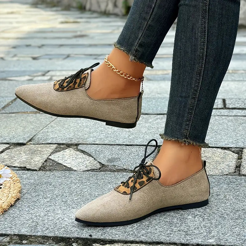 Melithra – Eleganti scarpe stringate in camoscio con stampa leopardata