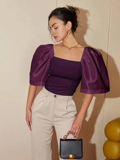 Clara – Elegante camicetta in satin con maniche a sbuffo