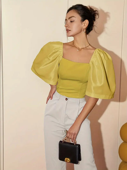 Clara – Elegante camicetta in satin con maniche a sbuffo