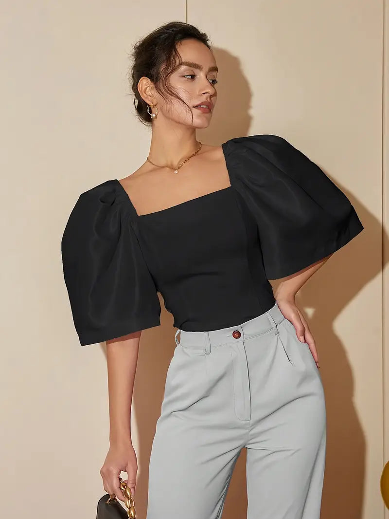 Kehlani – Elegante top in raso con maniche a sbuffo