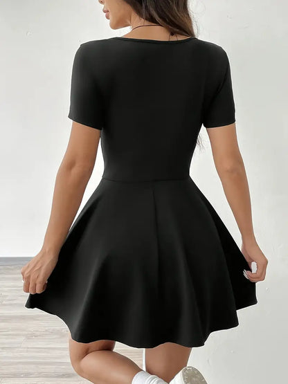 Gudrun – Elegante abito skater con pantaloncini e tasca integrati