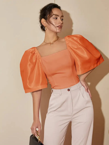 Clara – Elegante camicetta in satin con maniche a sbuffo