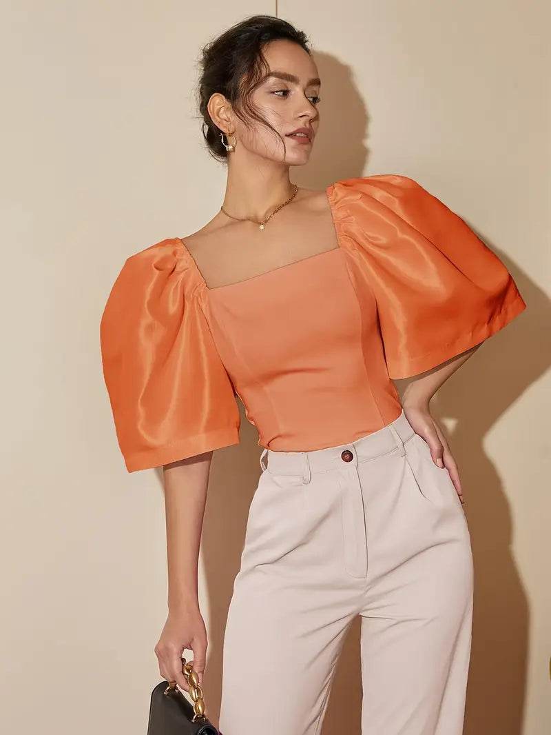 Kehlani – Elegante top in raso con maniche a sbuffo